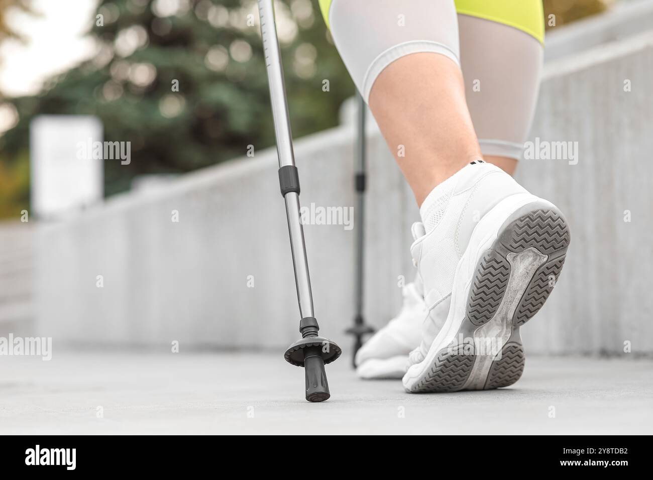 Donna sportiva che fa nordic walking all'aperto, primo piano Foto Stock