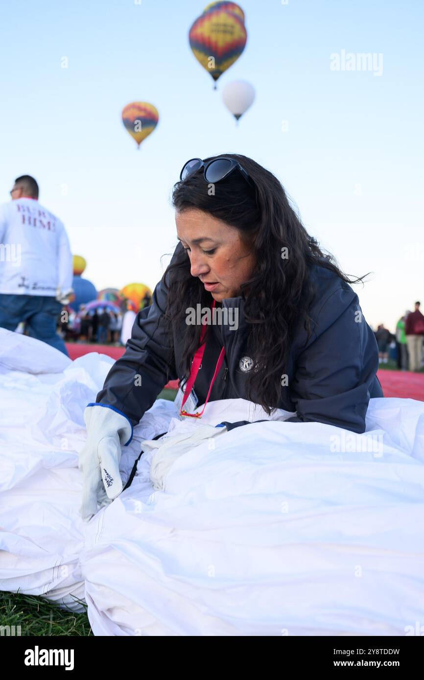 Lisa Jaramillo del Kiwanis Club di Santa Fe aiuta a svincolare la mongolfiera Zozobra durante la 52a edizione della Albuquerque International Balloon Fiesta al Balloon Fiesta Park il 6 ottobre 2024 ad Albuquerque, nuovo Messico. La mongolfiera alta 135 metri sta facendo il suo debutto nel 2024 ed è stata modellata sulla creazione dell'artista Will Shuster del 1924, una marionetta alta 50 metri, che rappresenta angoscia, ansia e oscurità che è stata bruciata ogni anno dal suo inizio per alleviare il dolore della gente di Santa Fe, New Mexico. (Foto di Sam Wasson/Sipa USA) Foto Stock