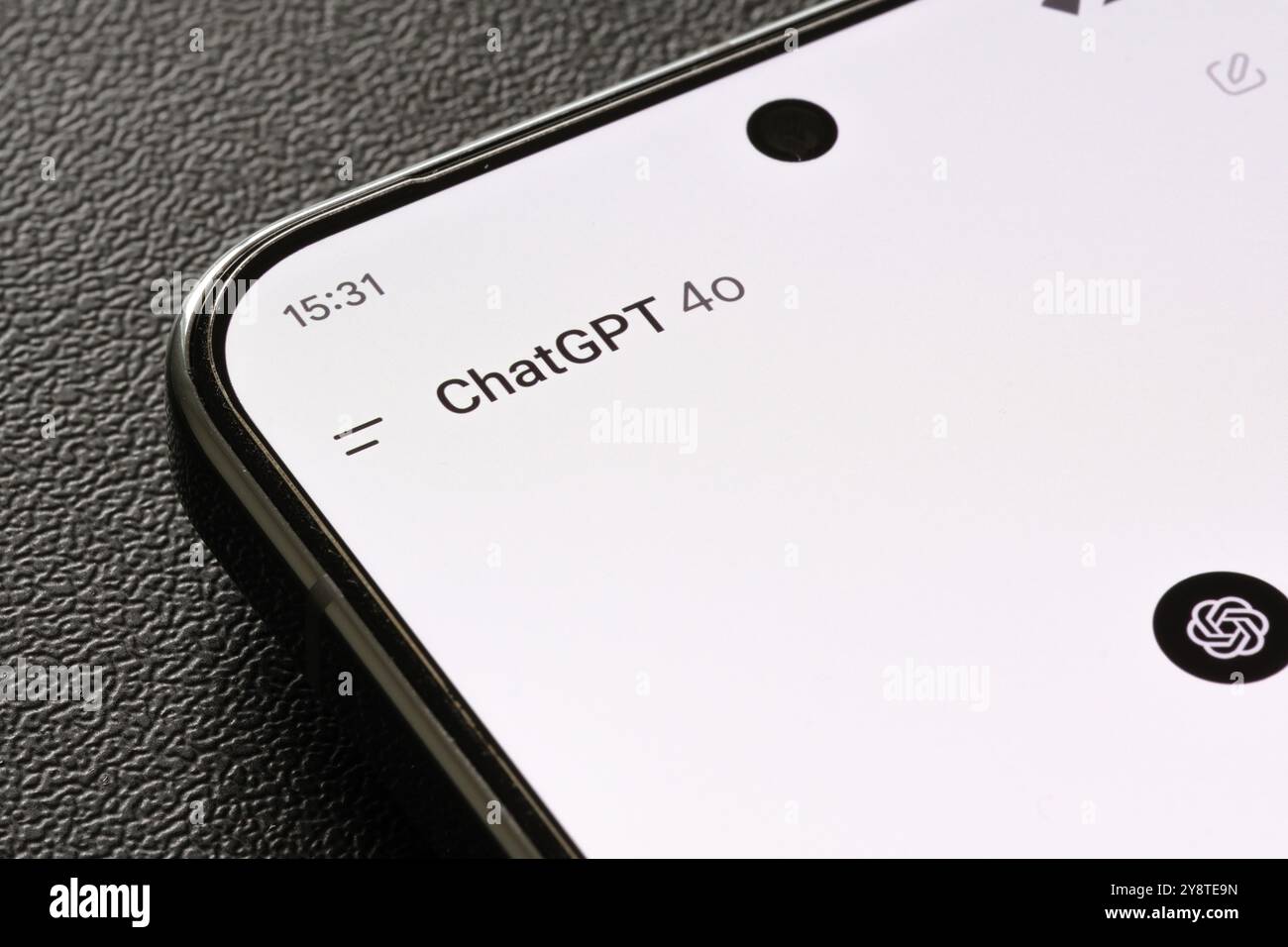 Interfaccia ChatGPT 4o visualizzata sullo schermo di uno smartphone. Con l'ultima versione di OpenAI del modello avanzato di intelligenza artificiale con conversazione basata su testo e generazione Foto Stock