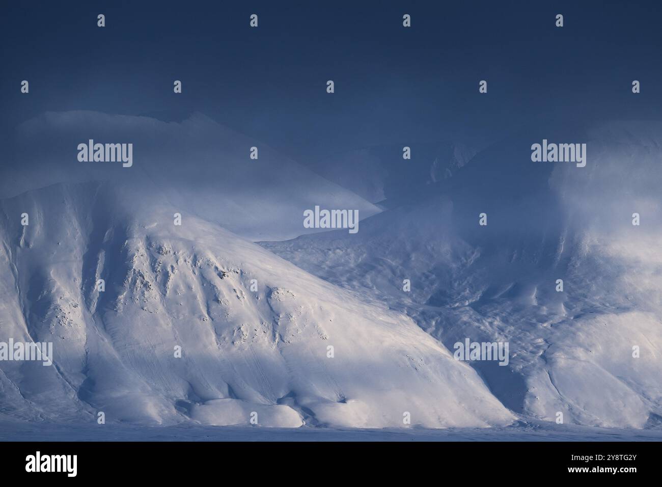 Montagne innevate, velo di nuvole, Woodfjord, Svalbard e Jan Mayen, Norvegia, Europa Foto Stock