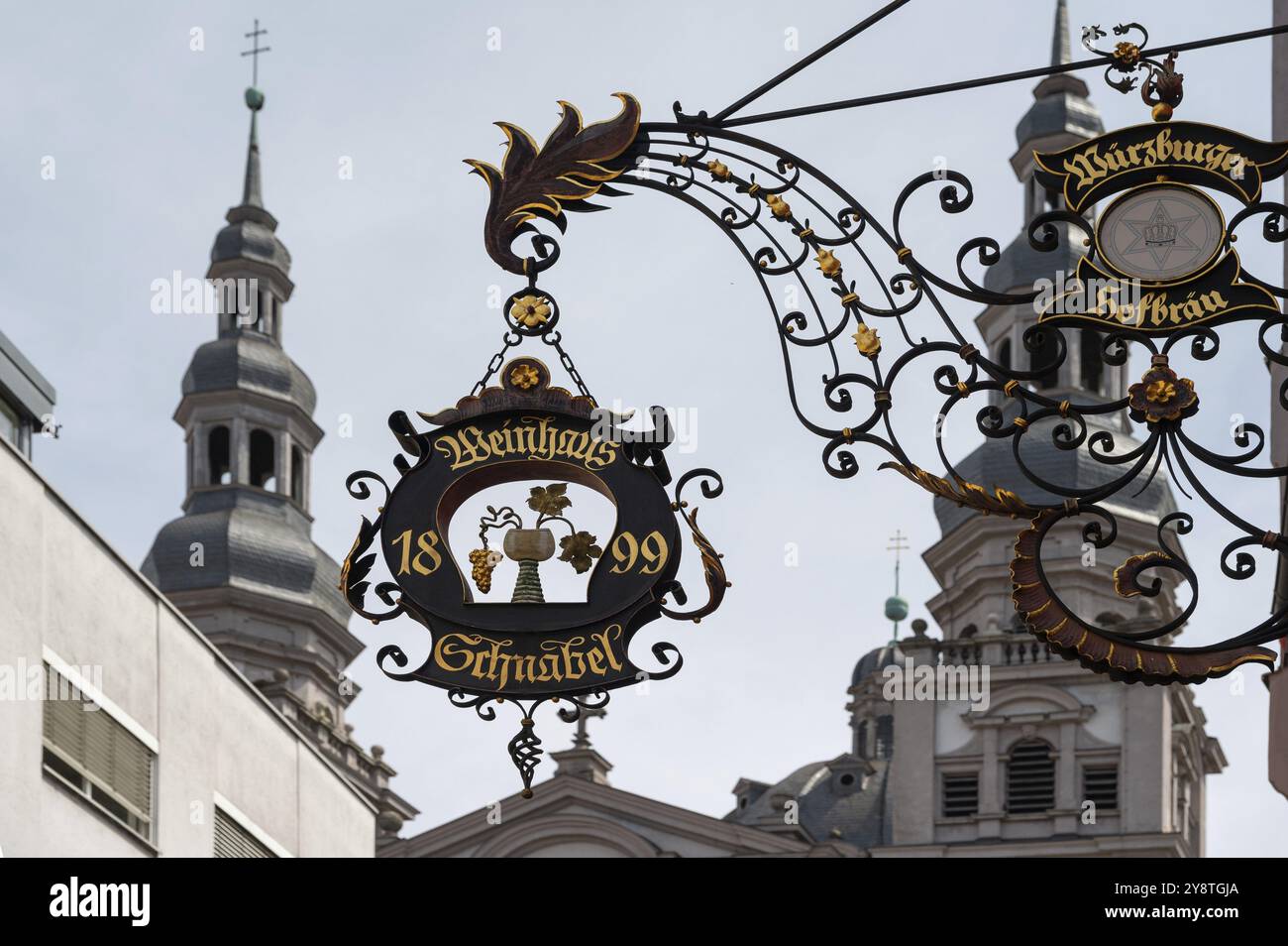 Nasello in ferro battuto della casa vinicola Schnabel, Wuerzburg, bassa Franconia, Baviera, Germania, Europa Foto Stock