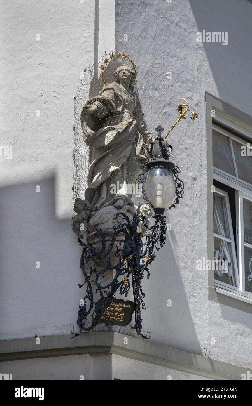 Scultura della Vergine Maria su una casa cittadina, Wuerzburg, bassa Franconia, Baviera, Germania, Europa Foto Stock