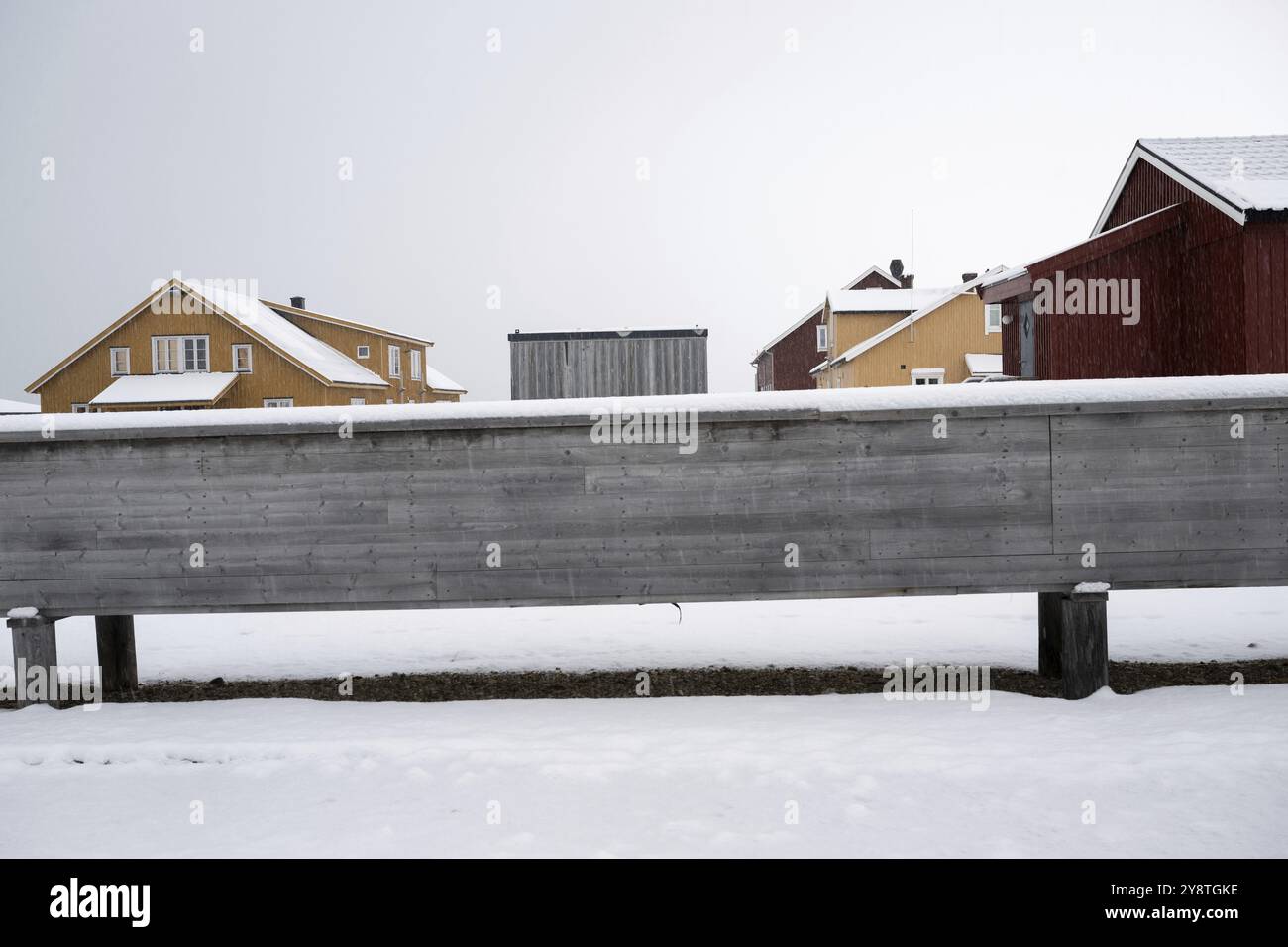 Linee di approvvigionamento, instradate fuori terra su palafitte a causa del permafrost, Kongsfjorden, insediamento di ricerca NY-Alesund, Spitsbergen Island, Spitsbergen archipel Foto Stock