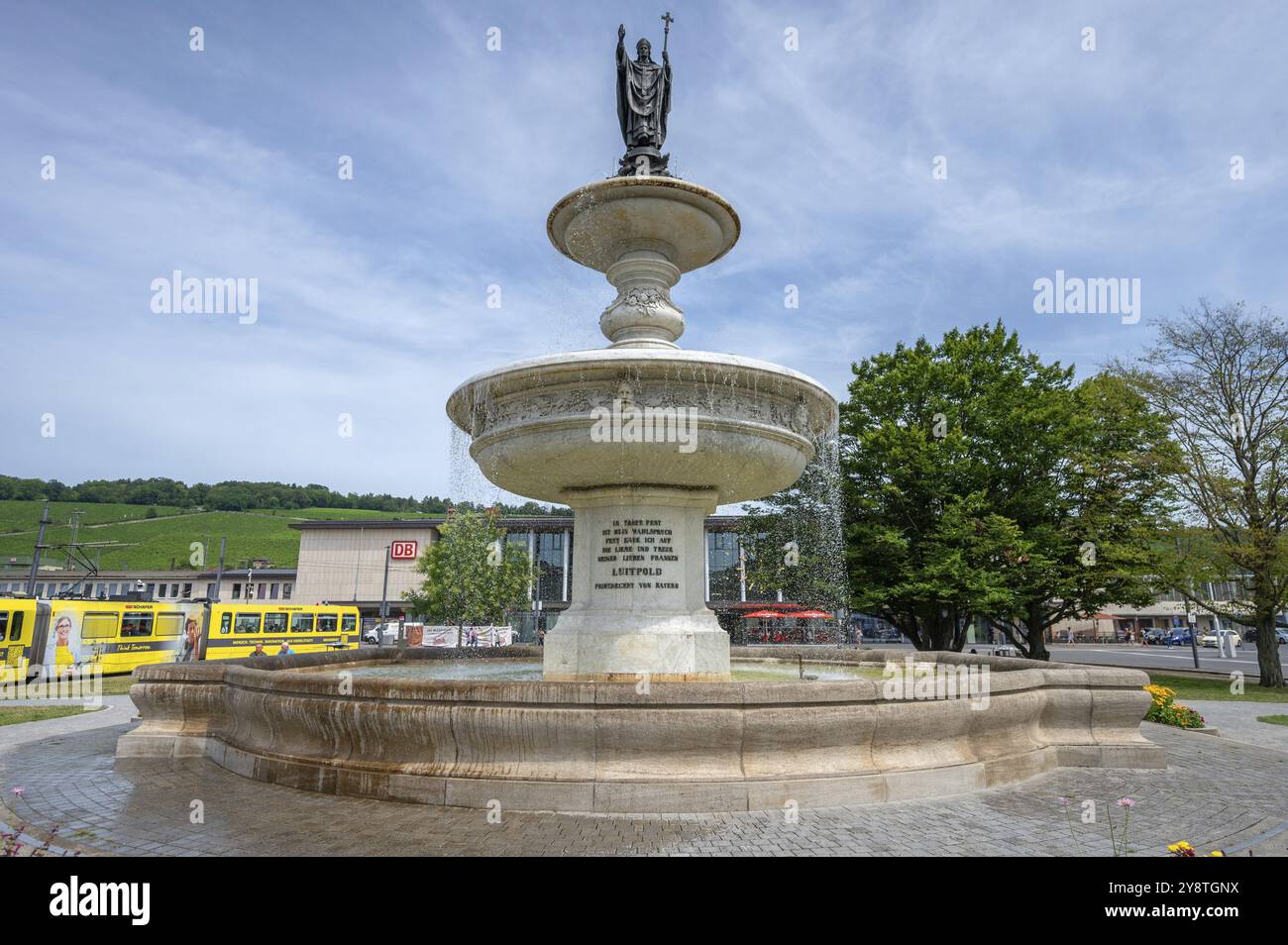 Figura di San Kiliano sulla fontana di Kilian, 1895 un dono del principe reggente Luitpold, piazzale della stazione, Wuerzburg, bassa Franconia, Baviera, Germania, Foto Stock