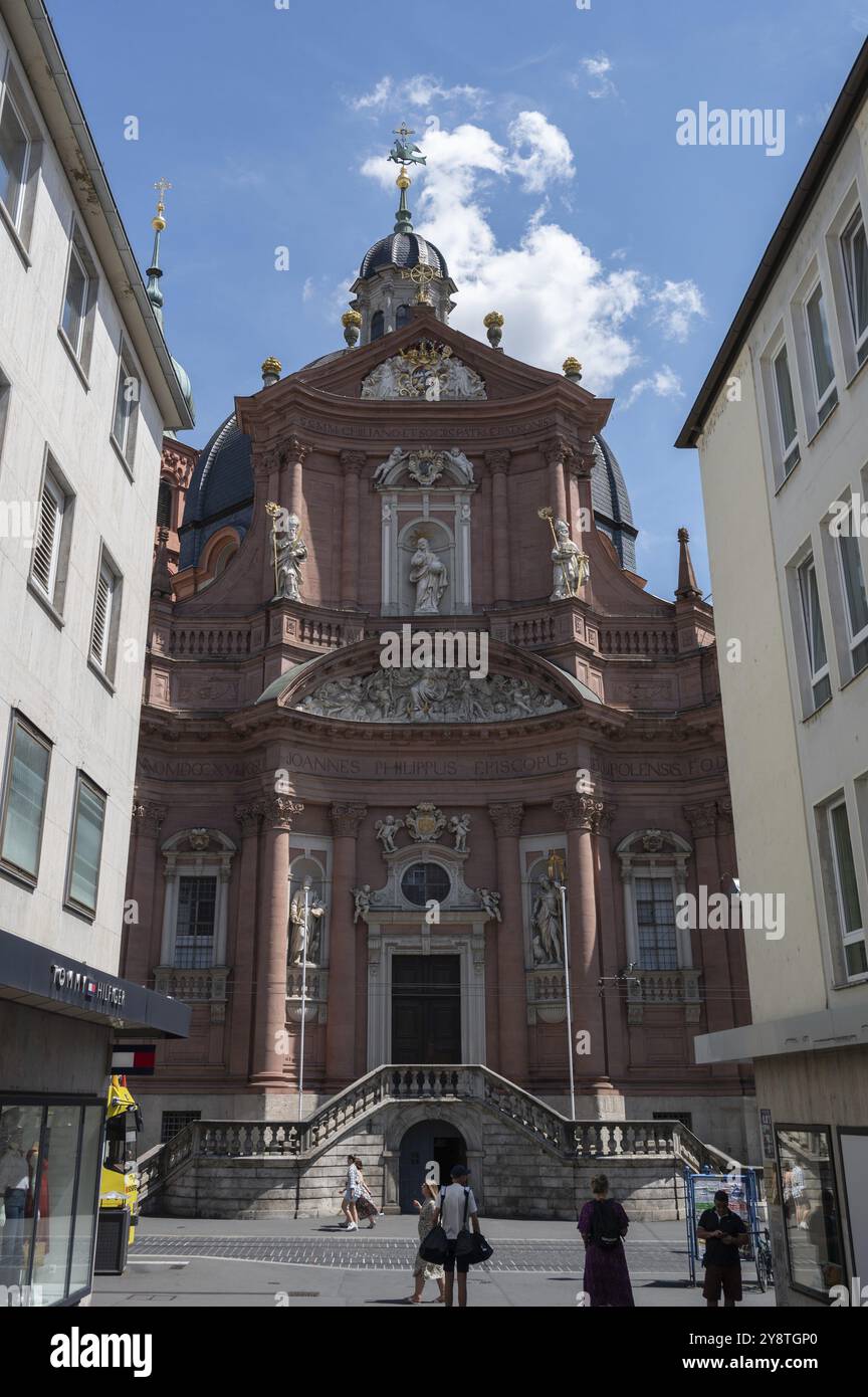 Facciata barocca della chiesa collegiata Neumuenster, costruita nel 1712-1716, Wuerzburg, bassa Franconia, Baviera, Germania, Europa Foto Stock