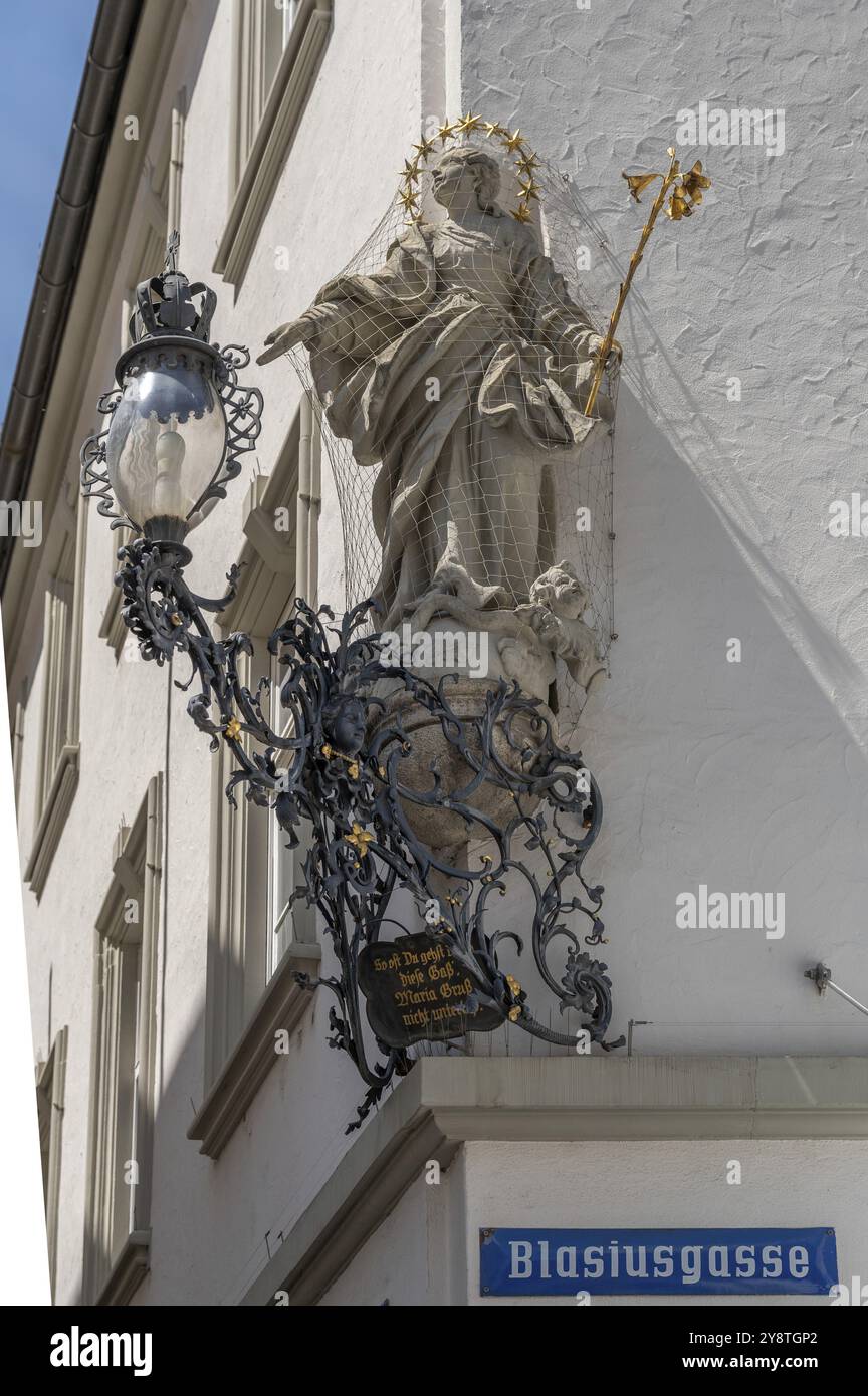 Scultura della Vergine Maria su una casa cittadina, Wuerzburg, bassa Franconia, Baviera, Germania, Europa Foto Stock