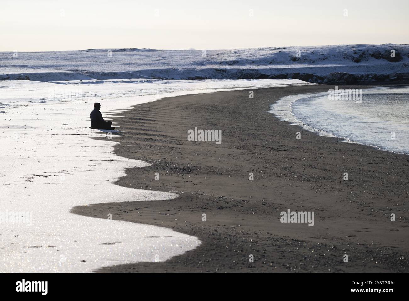 Donna meditante, spiaggia innevata, isola di Spitsbergen, arcipelago delle Svalbard e Jan Mayen, Norvegia, Europa Foto Stock