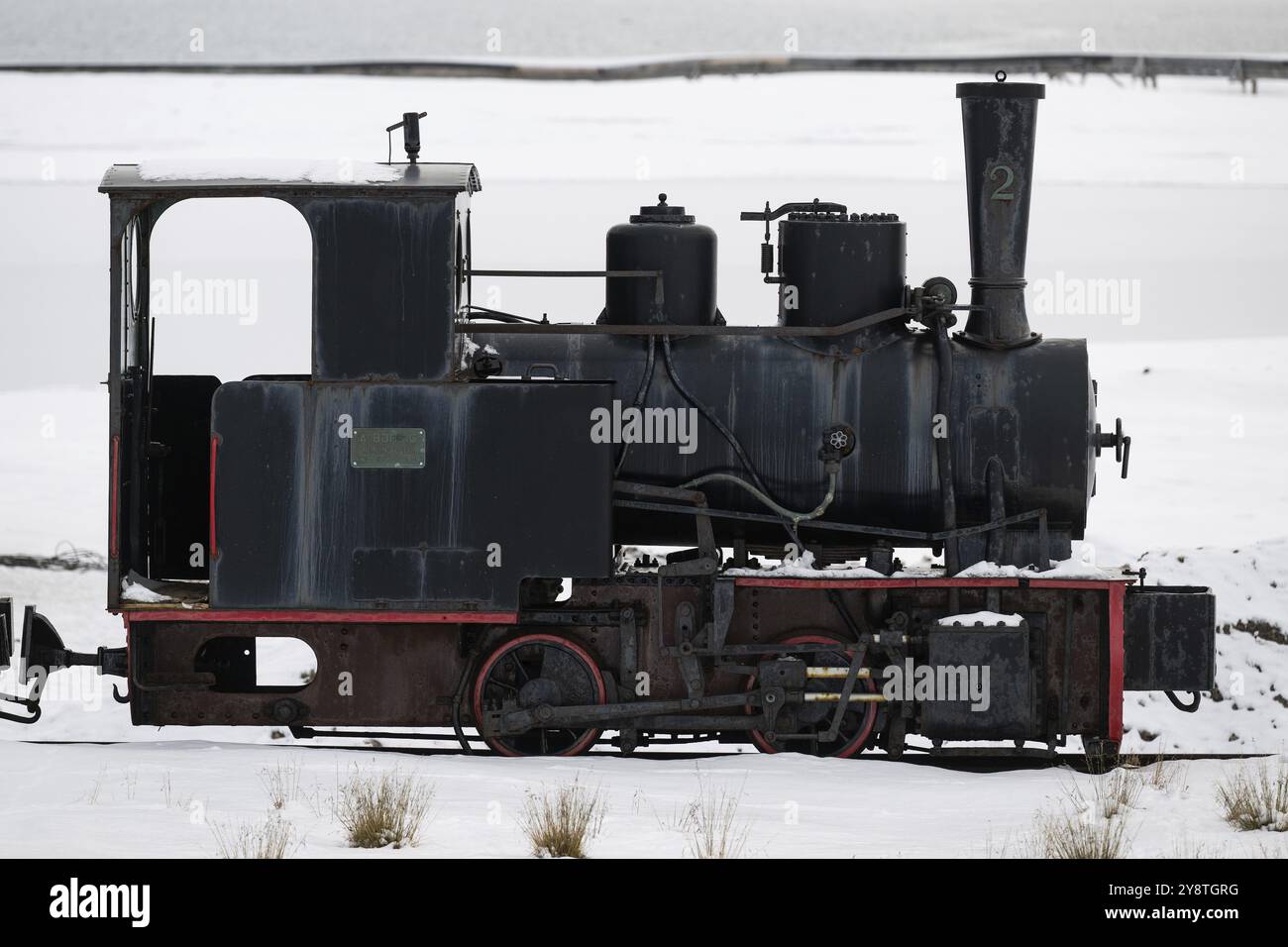 Ferrovia mineraria storica nel paesaggio invernale, Kongsfjord, NY-Alesund, Spitsbergen Island, Svalbard e arcipelago Jan Mayen, Norvegia, Europa Foto Stock