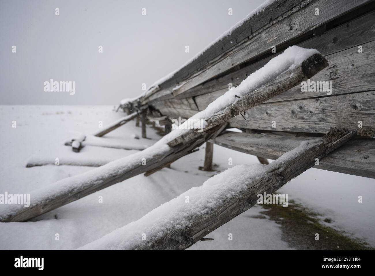 Linee di approvvigionamento, instradate fuori terra su palafitte a causa del permafrost, Kongsfjorden, insediamento di ricerca NY-Alesund, Spitsbergen Island, Spitsbergen archipel Foto Stock