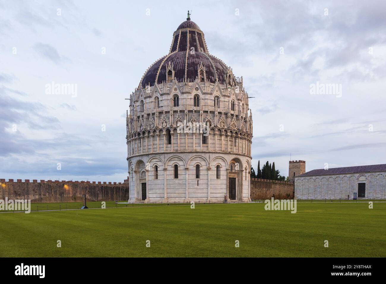 Pisa, Italia, 29 giugno 2023: Visita della cattedrale, destinazione di viaggio, luce dell'alba, famoso edificio artistico, Europa Foto Stock