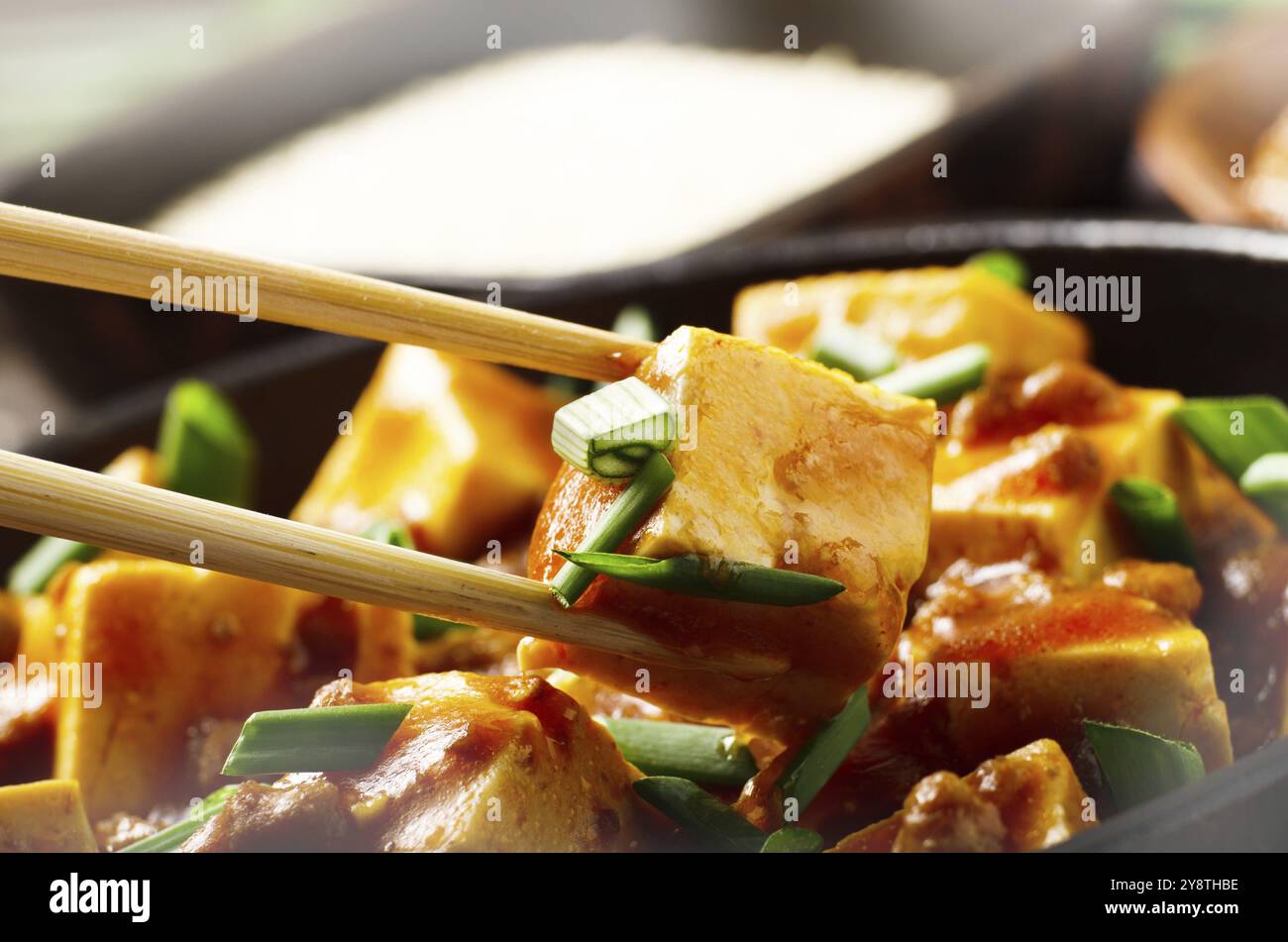 Piatto di tofu di Mapo di cagliata di soia che è tenuto in bacchette Foto Stock