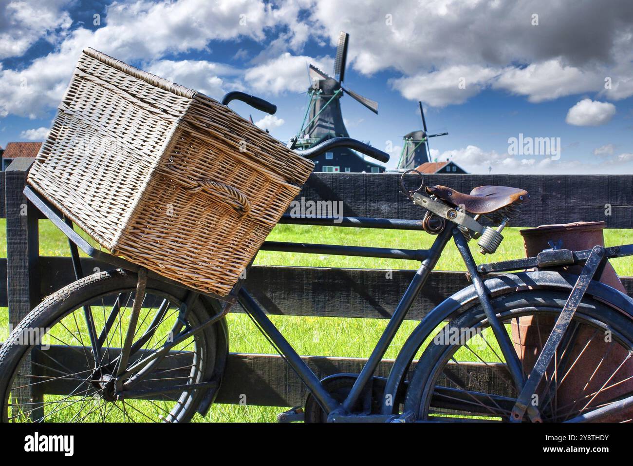 Bicicletta con mulino a vento e sfondo cielo blu. Paesaggio paesaggistico di campagna vicino ad Amsterdam in Olanda Foto Stock