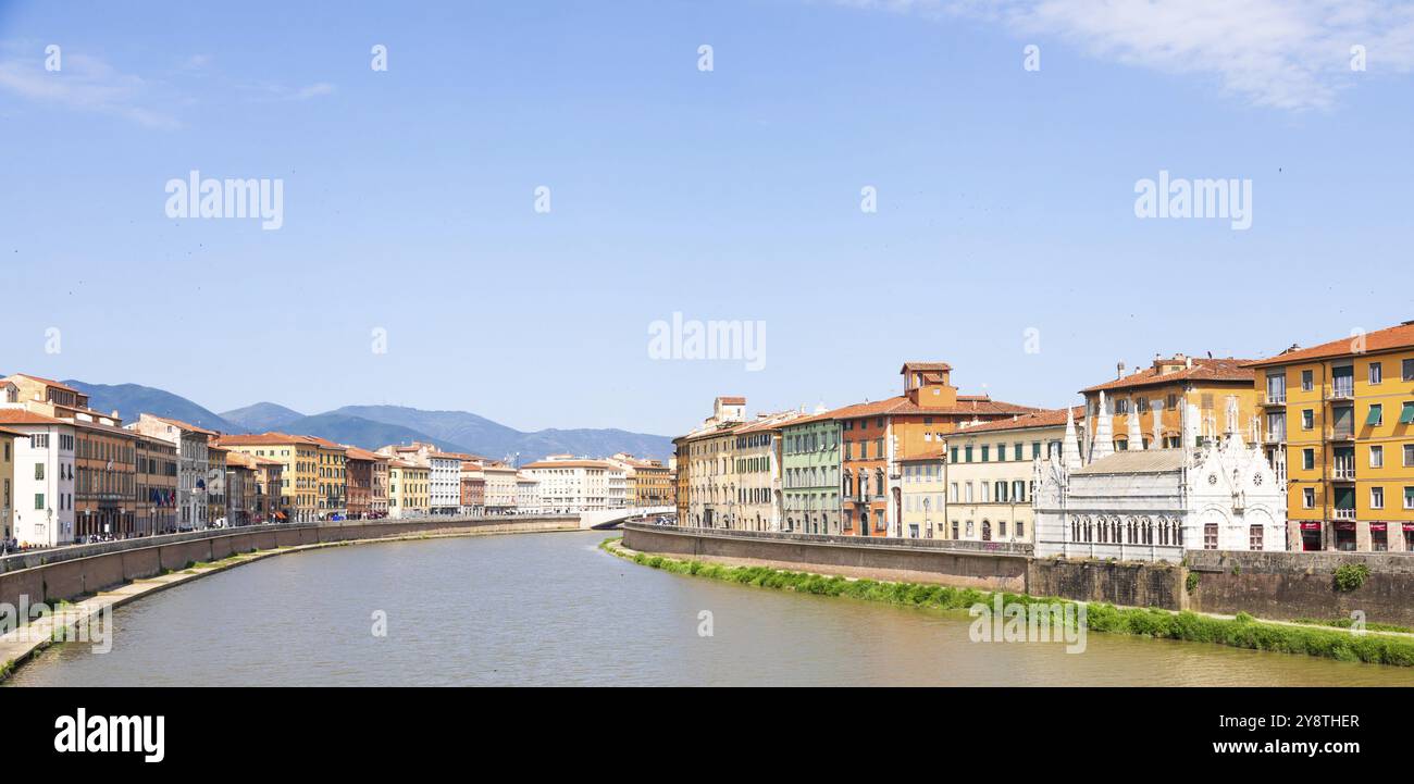 Pisa, Italia, 29 giugno 2023: Edifici colorati sul fiume Arno. Skyline urbano, destinazione turistica, Europa Foto Stock