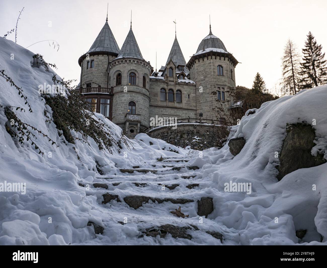 Il castello sabaudo di Gressoney in una sera d'inverno Foto Stock