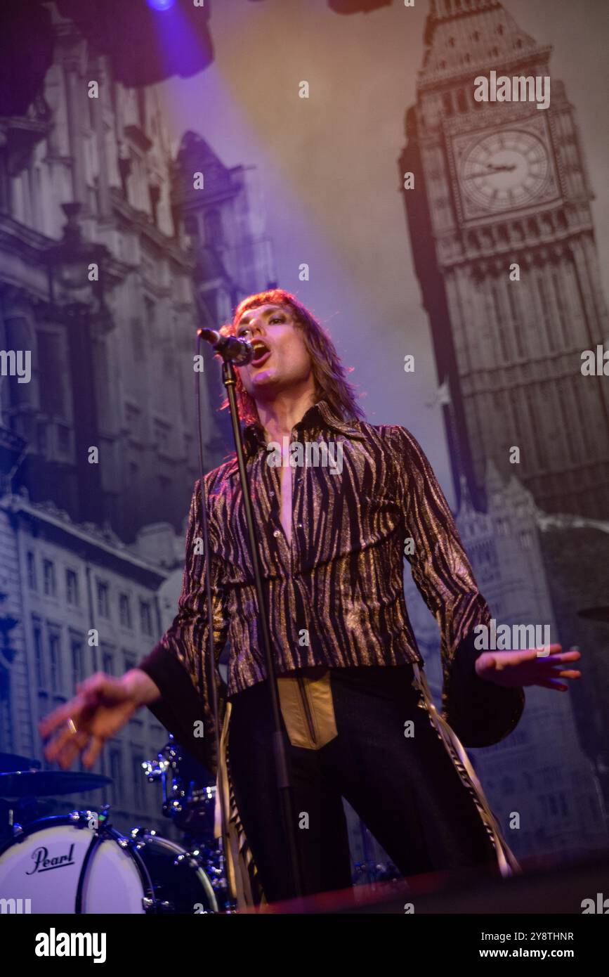 Londra, Regno Unito. 6 ottobre 2024. I glam Rockers britannici The Struts giocano un elettrizzante set a Camden Roundhouse. Cristina Massei/Alamy Live News Foto Stock