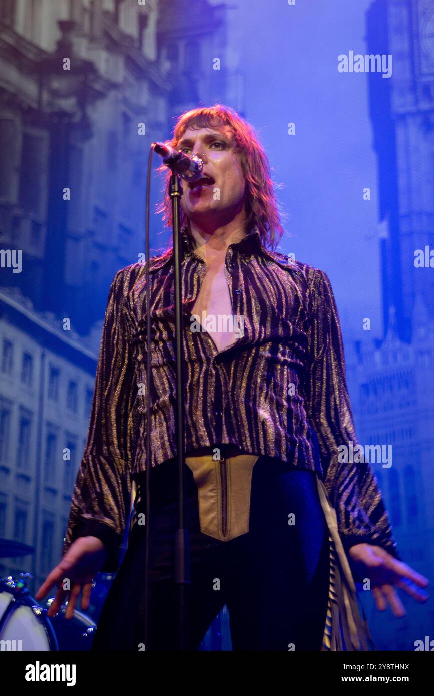 Londra, Regno Unito. 6 ottobre 2024. I glam Rockers britannici The Struts giocano un elettrizzante set a Camden Roundhouse. Cristina Massei/Alamy Live News Foto Stock