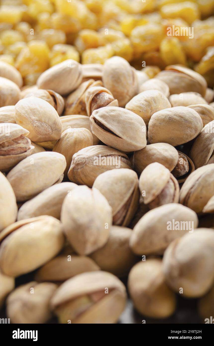 Vista closeup al pistacchio noci su tavolo da cucina. Concetto di cibo vegetariano Foto Stock