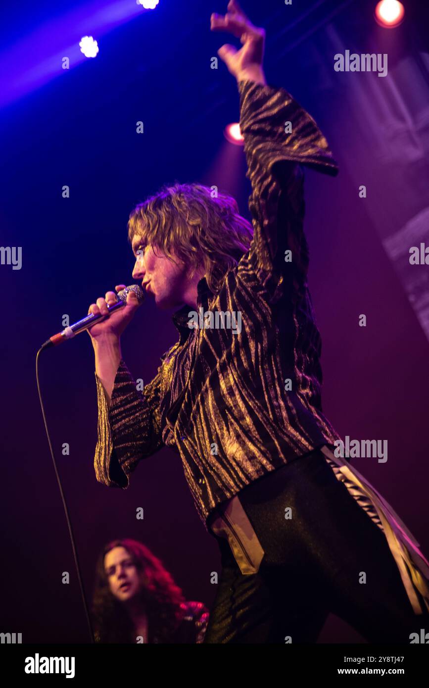 Londra, Regno Unito. 6 ottobre 2024. I glam Rockers britannici The Struts giocano un elettrizzante set a Camden Roundhouse. Cristina Massei/Alamy Live News Foto Stock