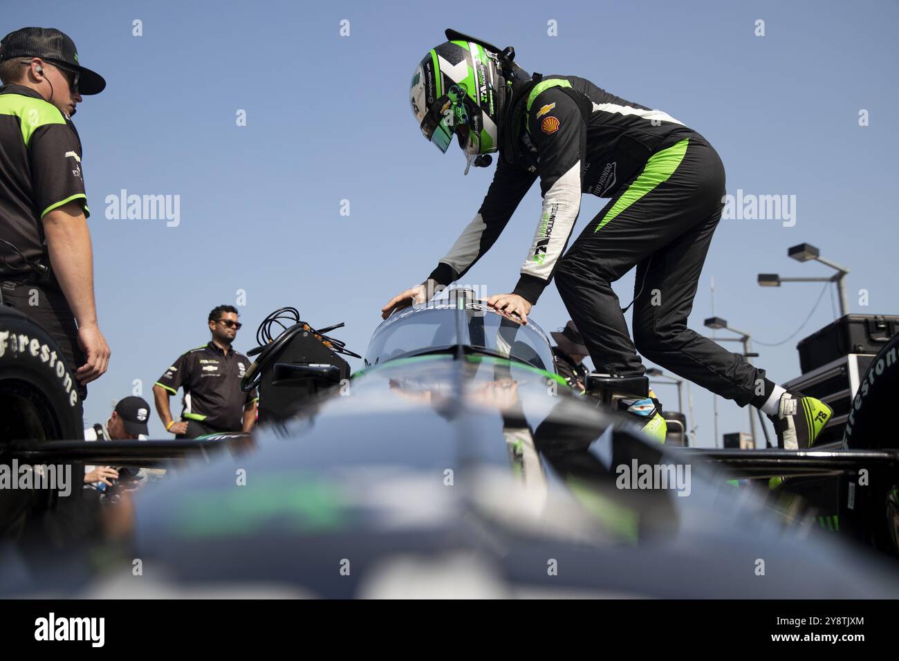 AGUSTIN HUGO CANAPINO (R) (78) di Arrecifes, Argentina si prepara alla griglia prima di qualificarsi per l'HyVee Indycar Weekend all'Iowa Speedway di Newt Foto Stock