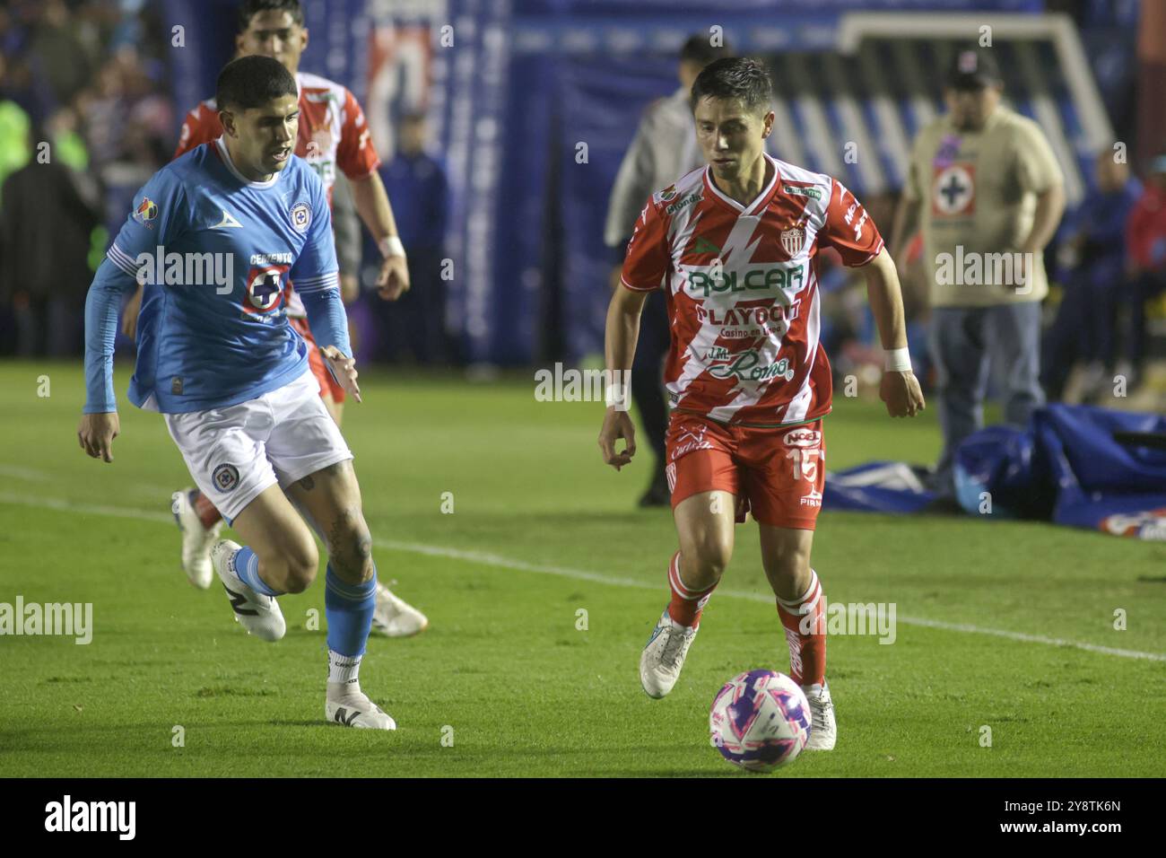 Città del Messico, Ciudad de Mexico, Messico. 6 ottobre 2024. Carlos Varga n. 26 di Cruz Azul e Brayan Garnica n. 15 del Club Necaxa si battono per il pallone durante l'undicesimo round del Torneo de apertura 2024 come parte della Liga MX tra Club Necaxa e Cruz Azul all'Estadio Ciudad de los Deportes. Punteggio finale Cruz Azul 3-0 Necaxa. Il 5 ottobre 2024 a città del Messico, Messico. (Immagine di credito: © Ismael Rosas/eyepix via ZUMA Press Wire) SOLO PER USO EDITORIALE! Non per USO commerciale! Foto Stock