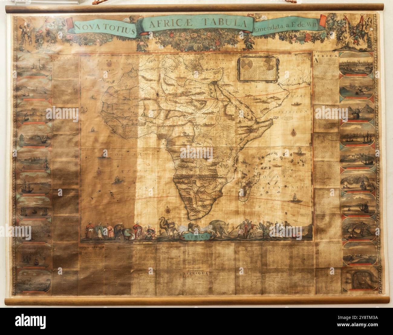 Genova, Italia, 8 agosto 2023: Palazzo Spinola. La mappa antica mostra l'Africa conosciuta dagli europei a metà del XVII secolo. Esplorazione, cartografia, vintage Foto Stock