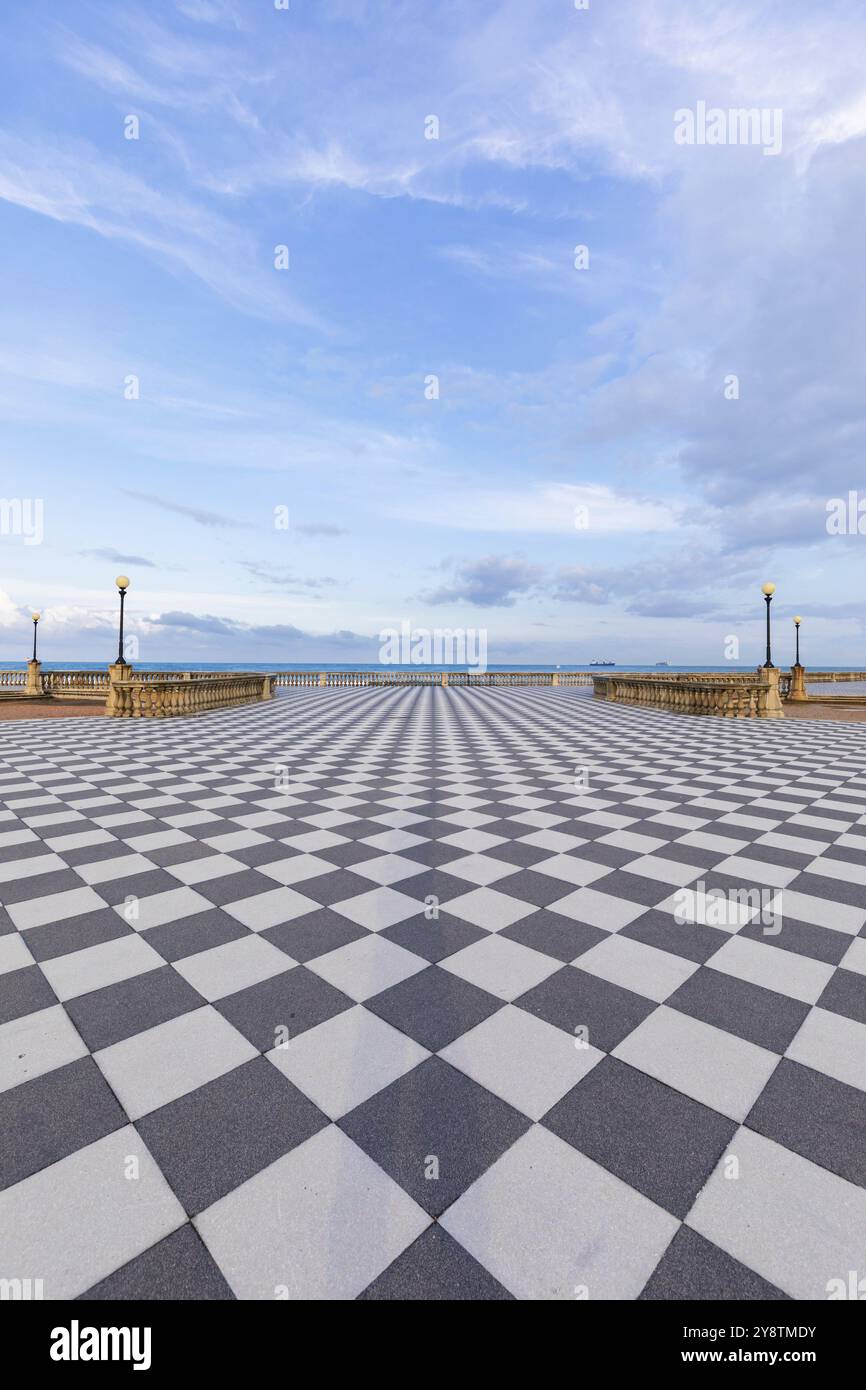 Livorno, Italia. La famosa Terrazza Mascagni, con pavimentazione a geometria scacchistica Foto Stock