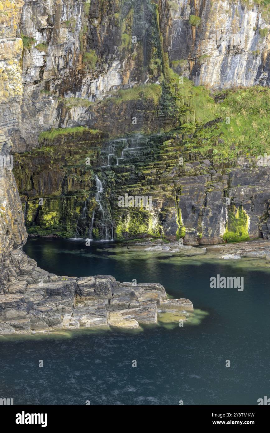 Cascata nascosta, Elephant Cliffs, Whaligoe Steps, Lybster, Scozia, gran Bretagna Foto Stock