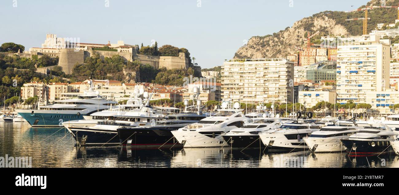 Monte Carlo, Monaco, agosto 2022: Porto di Hercule con yacht di lusso, barche e panorama, Europa Foto Stock