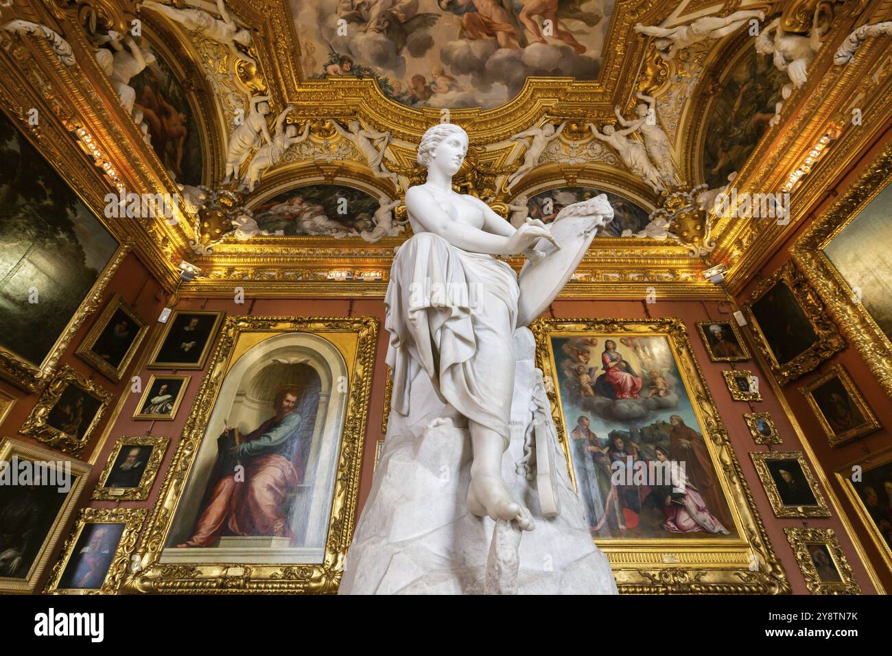 Firenze, Italia, 29 giugno 2023: Palazzo Pitti, Palazzo Pitti, destinazione di viaggio, interno del museo. Sala d'antiquariato, collezione rinascimentale, Europa Foto Stock