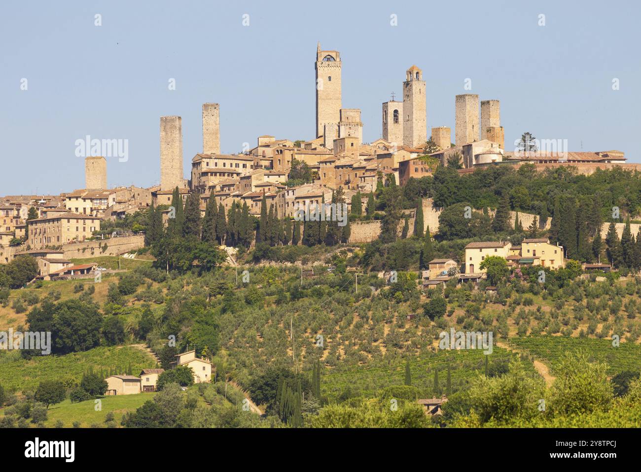 Paese di San Gimignano, Italia, verde campagna, cielo azzurro, panorama collinare con città e torri, Europa Foto Stock