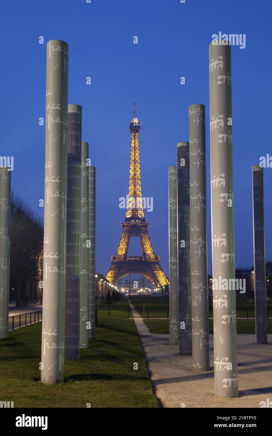 Muro di pace e tour Eiffel, Parigi, Ile de France, Francia, Europa Foto Stock