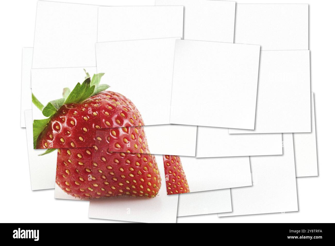 Immagine creativa di fragola isolata su sfondo bianco Foto Stock