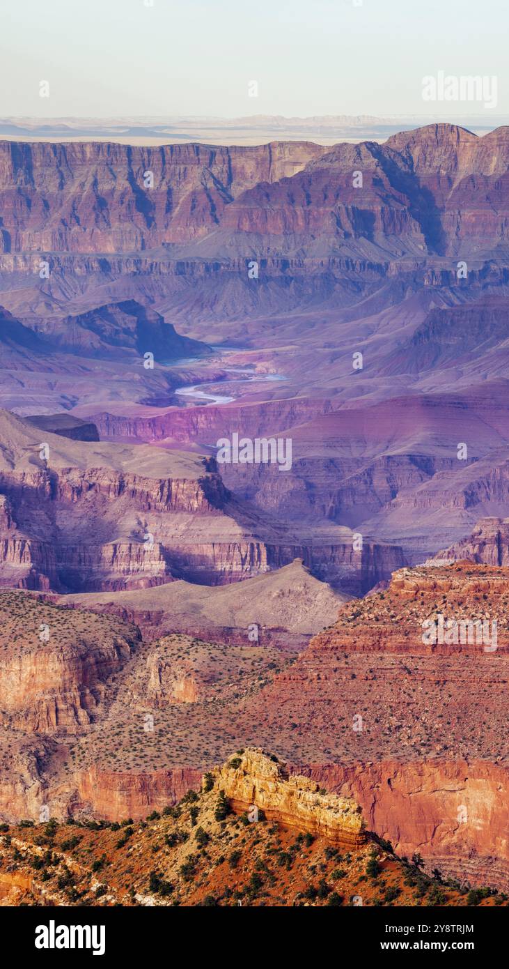 Scena da un punto di vista lungo il bordo sud del Grand Canyon in Arizona USA Foto Stock