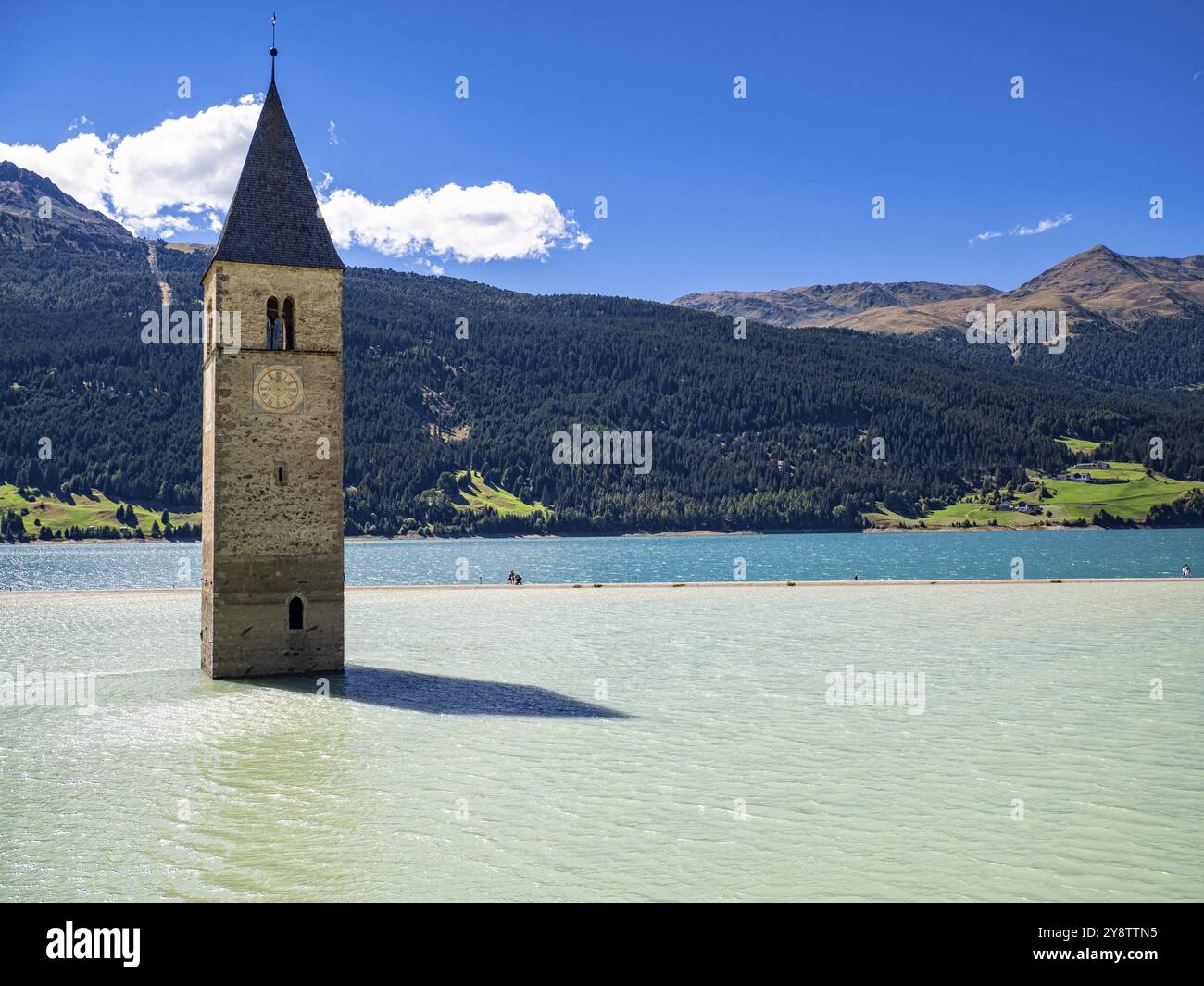 Passo lago Resia e il campanile Foto Stock