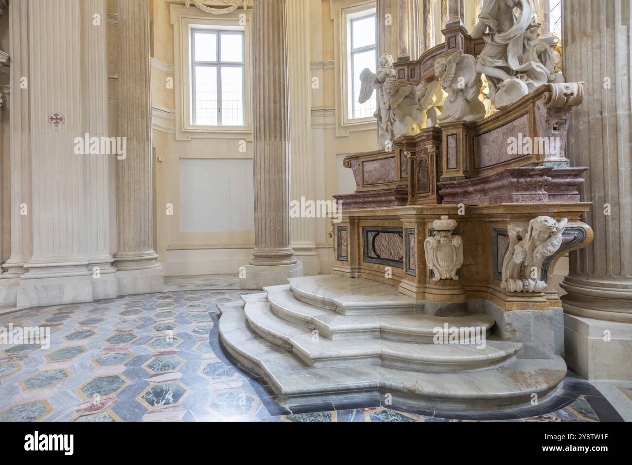 VENARIA REALE, ITALIA, circa gennaio 2022: Altare della chiesa barocca cattolica. Vecchio edificio religioso interno Foto Stock
