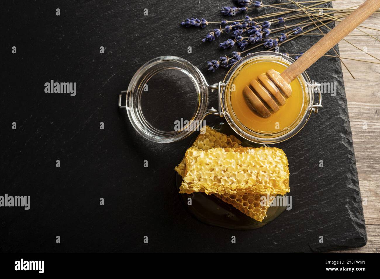 Nido d'ape su vassoio di ardesia sul tavolo da cucina closeup con copyspace Foto Stock