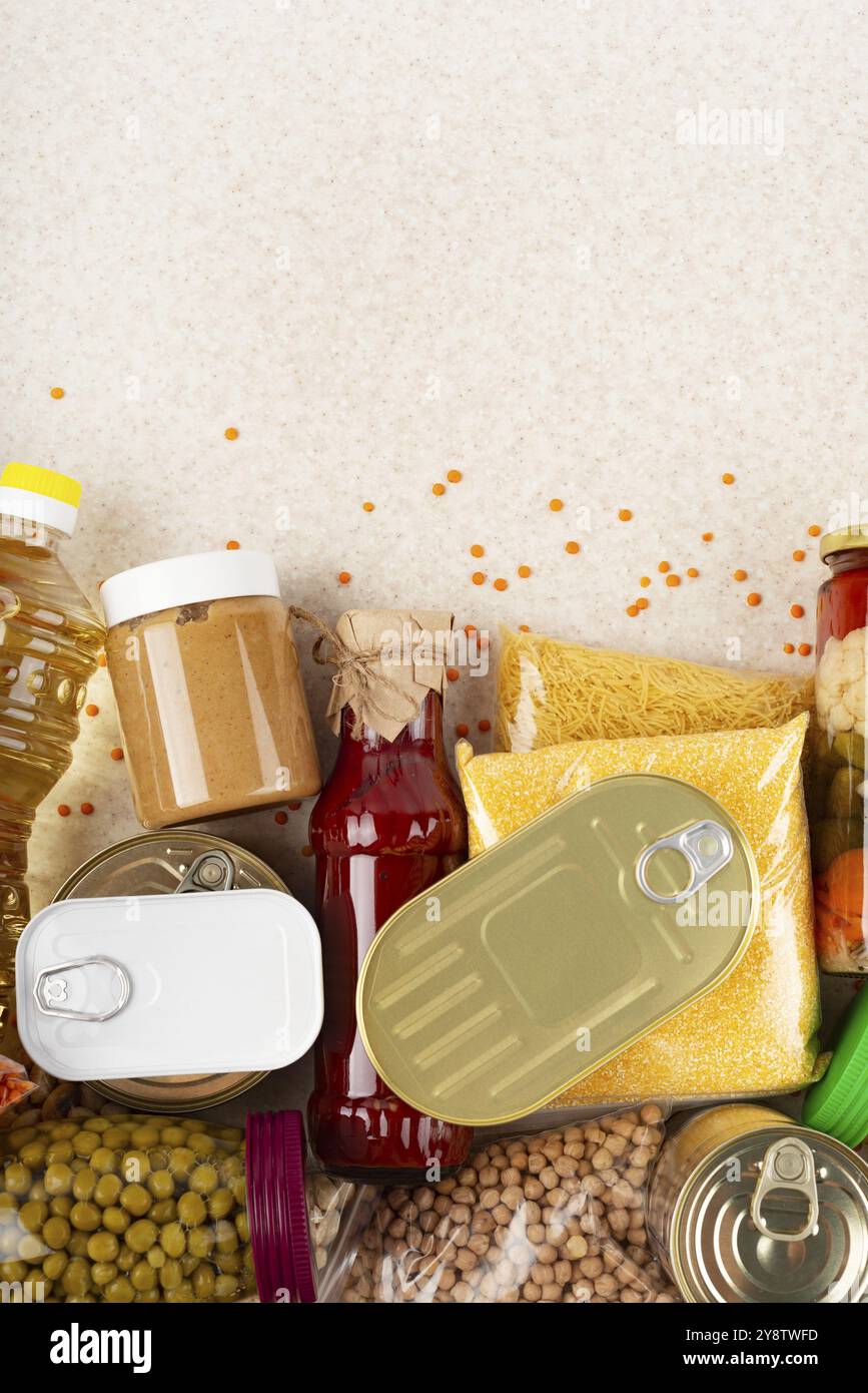 Generi alimentari di emergenza fondo alimentare con copyspace Foto Stock