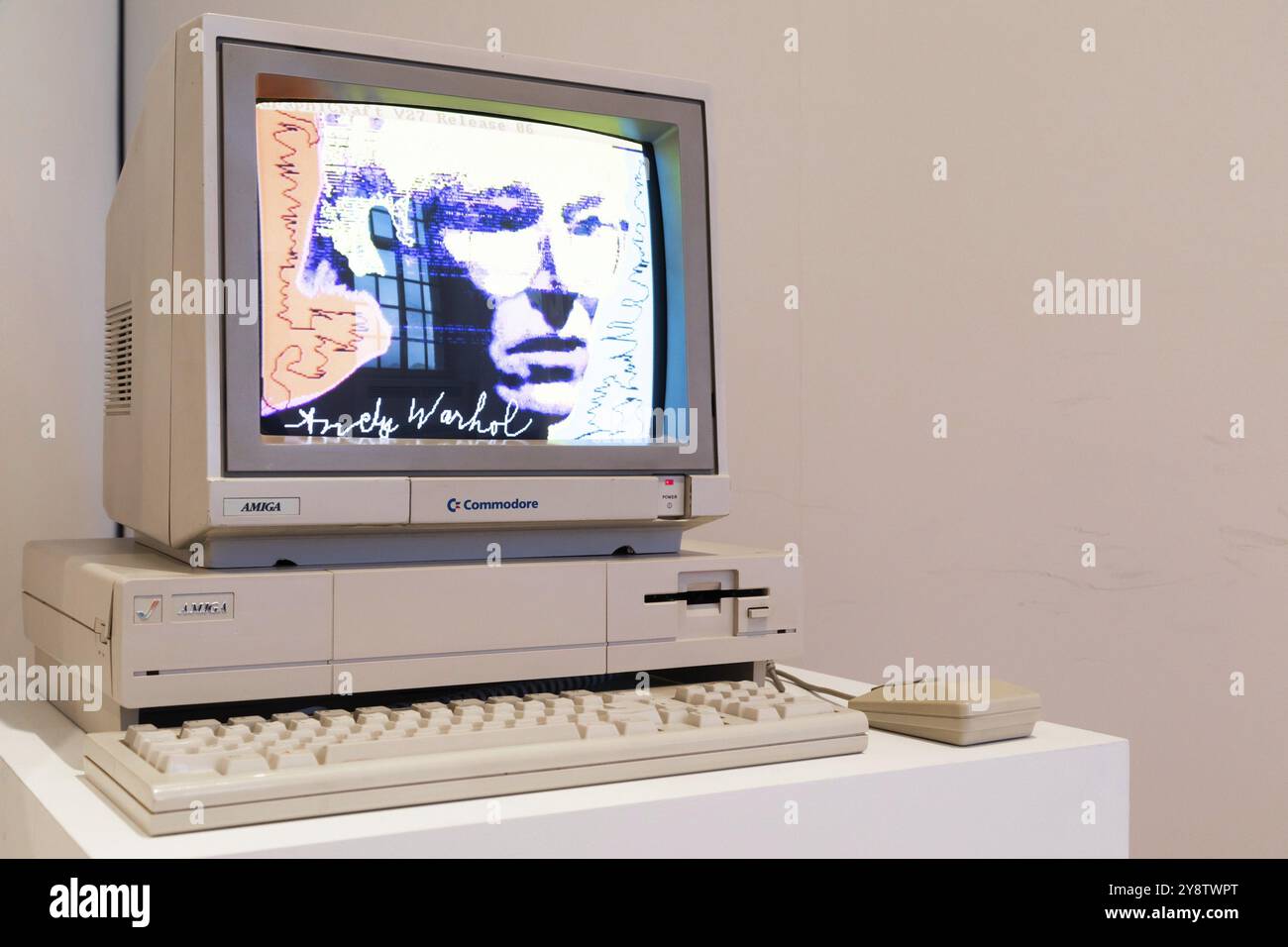 Venaria reale, Italia, ottobre 2022: Computer Commodore Amiga 1000 con floppy disk, mouse, beige, Europa Foto Stock