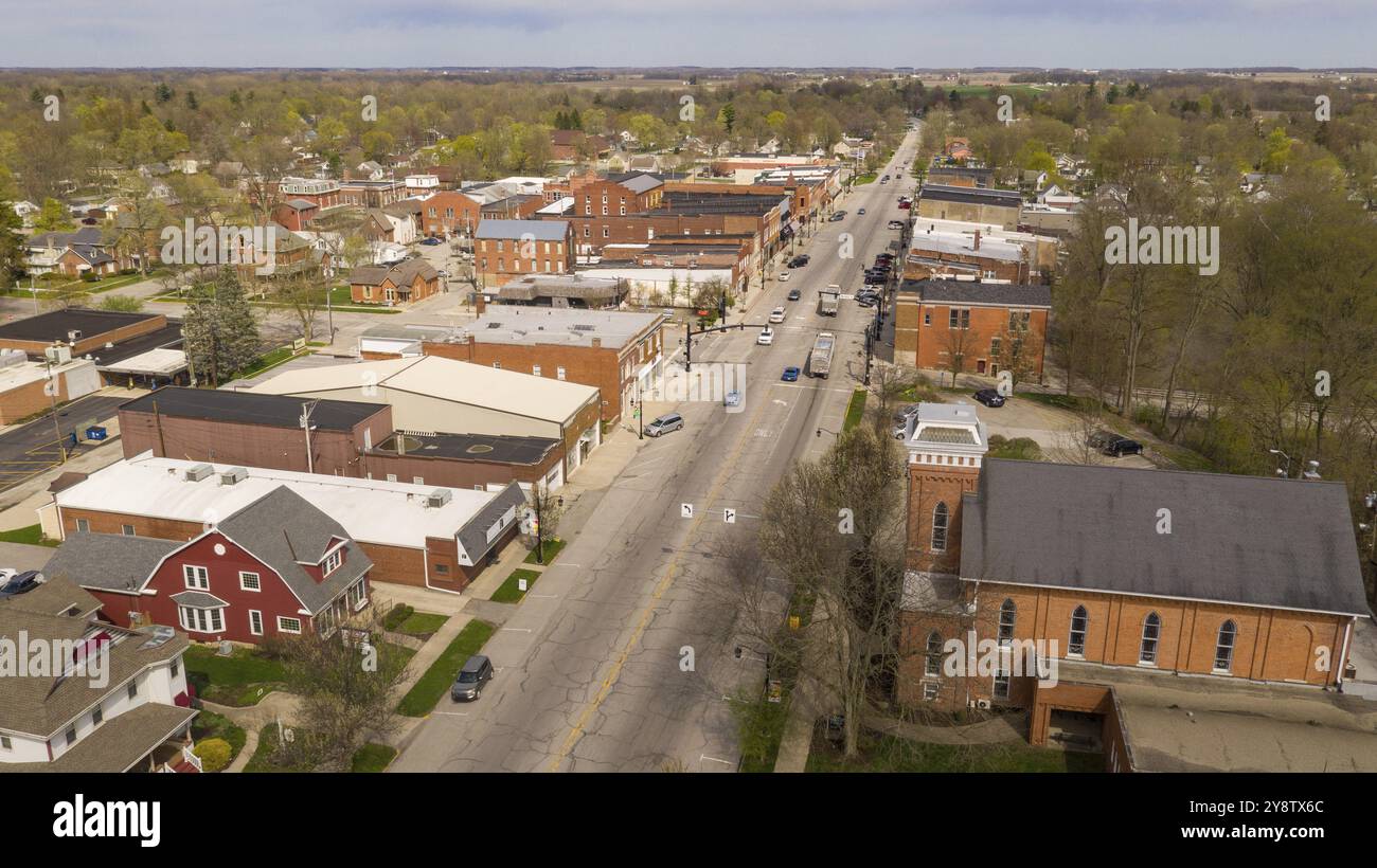 Il traffico si muove attorno al centro sulla strada principale in Indiana a nord Rochester Foto Stock