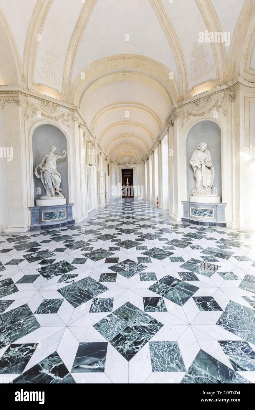 Venaria reale, Italia, gennaio 2023: Interni di lusso, antico palazzo reale. Galleria prospettiva con finestra, Europa Foto Stock