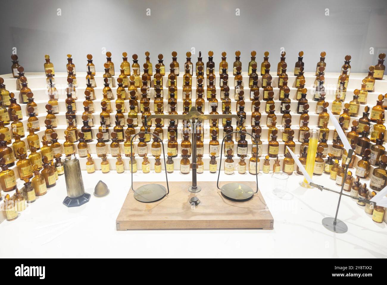 Grasse, Francia, agosto 2022: Collezione di profumi antichi in laboratorio con equilibrio vintage, Europa Foto Stock