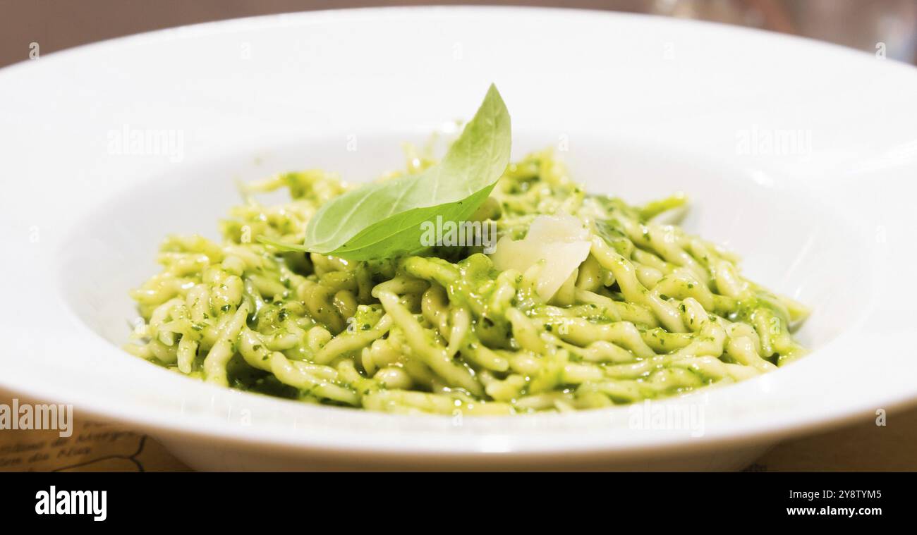 Cucina tradizionale italiana, trofie al pesto, tipica pasta regionale ligure, con salsa al basilico Foto Stock