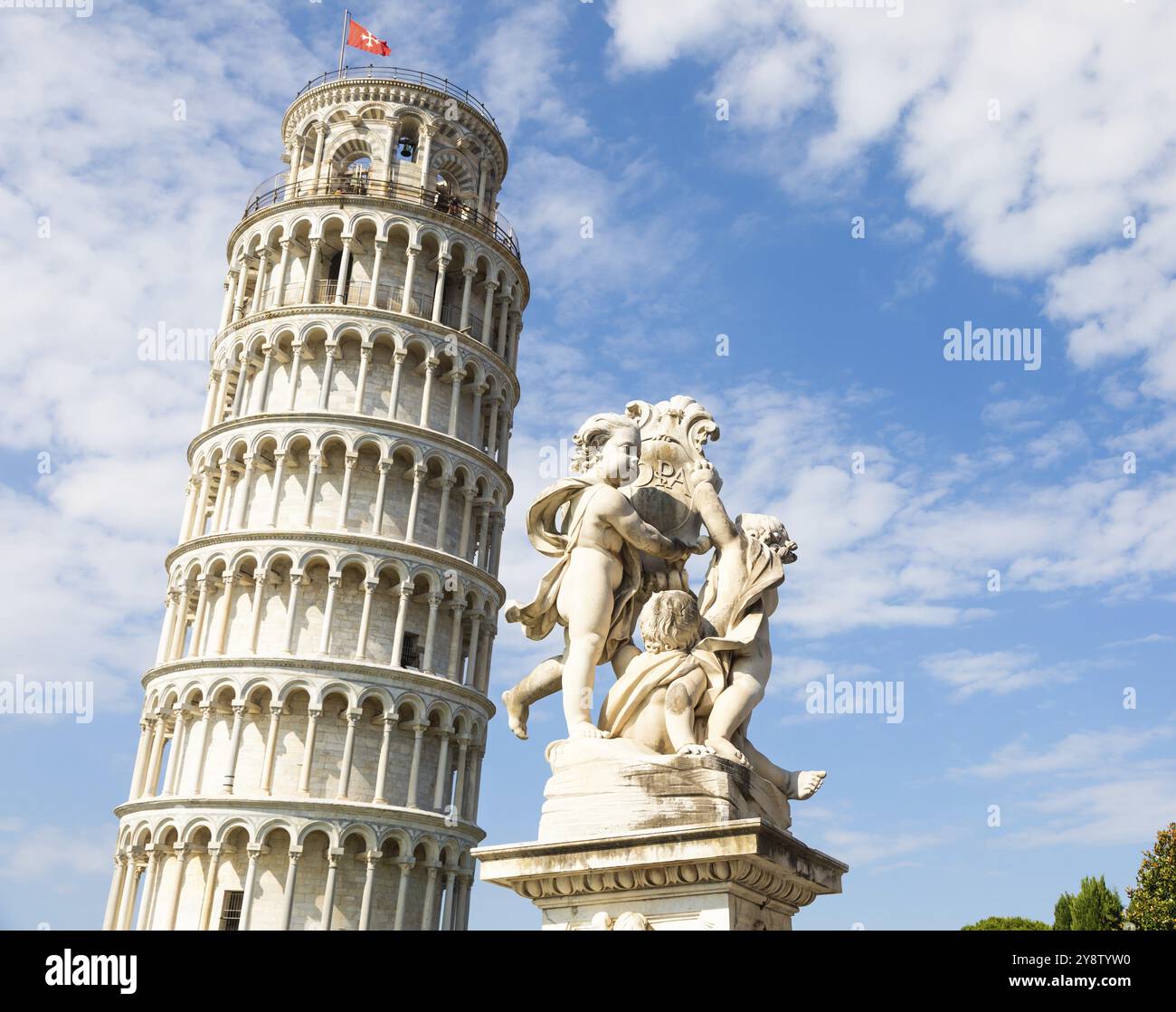 Pisa, Italia, famoso monumento della Torre Pendente con cielo blu, marmo bianco rinascimentale, Europa Foto Stock