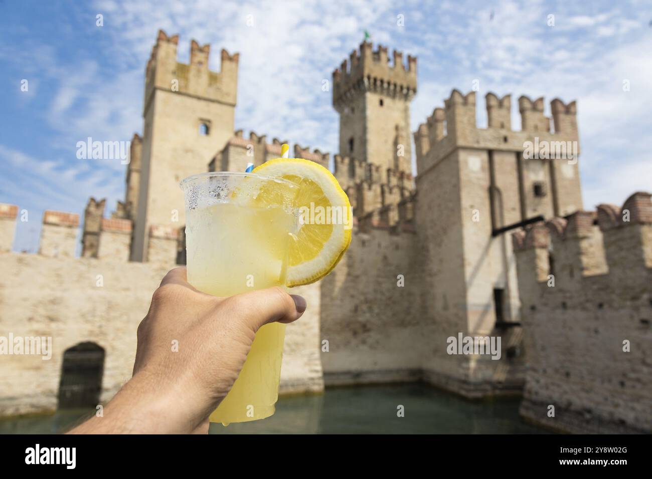 A mano con limonata fresca fredda. Concetto per divertimento, relax, viaggio, estate Foto Stock