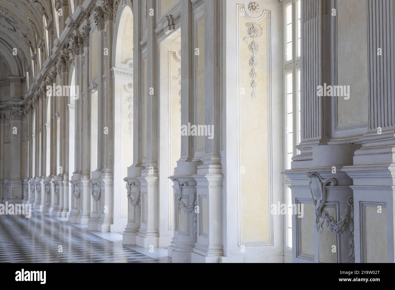 Venaria reale, Italia, 16 luglio 2023: Prospettiva galleria di lusso, marmo decorativo, interno, nessuno, Palazzo reale. Destinazione di viaggio in Italia, Europa Foto Stock