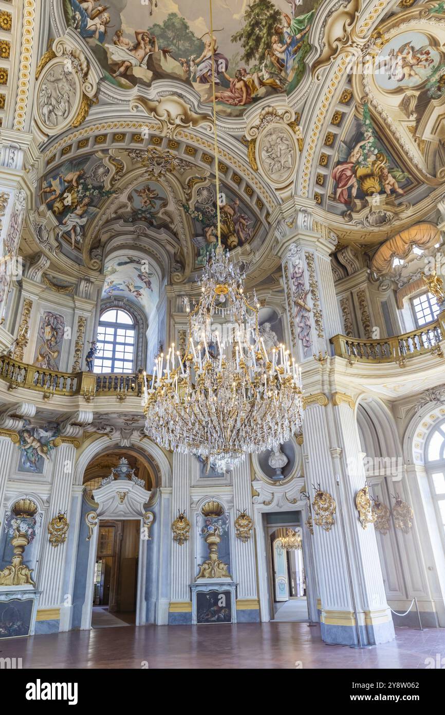 Italia, Stupinigi, gennaio 2023: Interni di lusso del Palazzo reale con marmi e finestre barocche, Europa Foto Stock