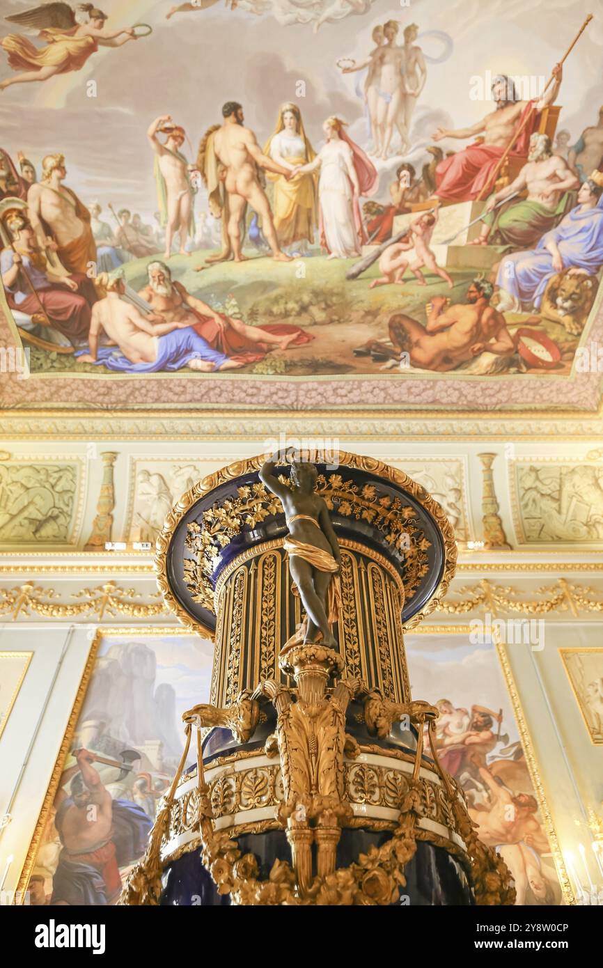 Firenze, Italia, 29 giugno 2023: Palazzo Pitti, Palazzo Pitti, destinazione di viaggio, interno del museo. Sala d'antiquariato, collezione rinascimentale, Europa Foto Stock