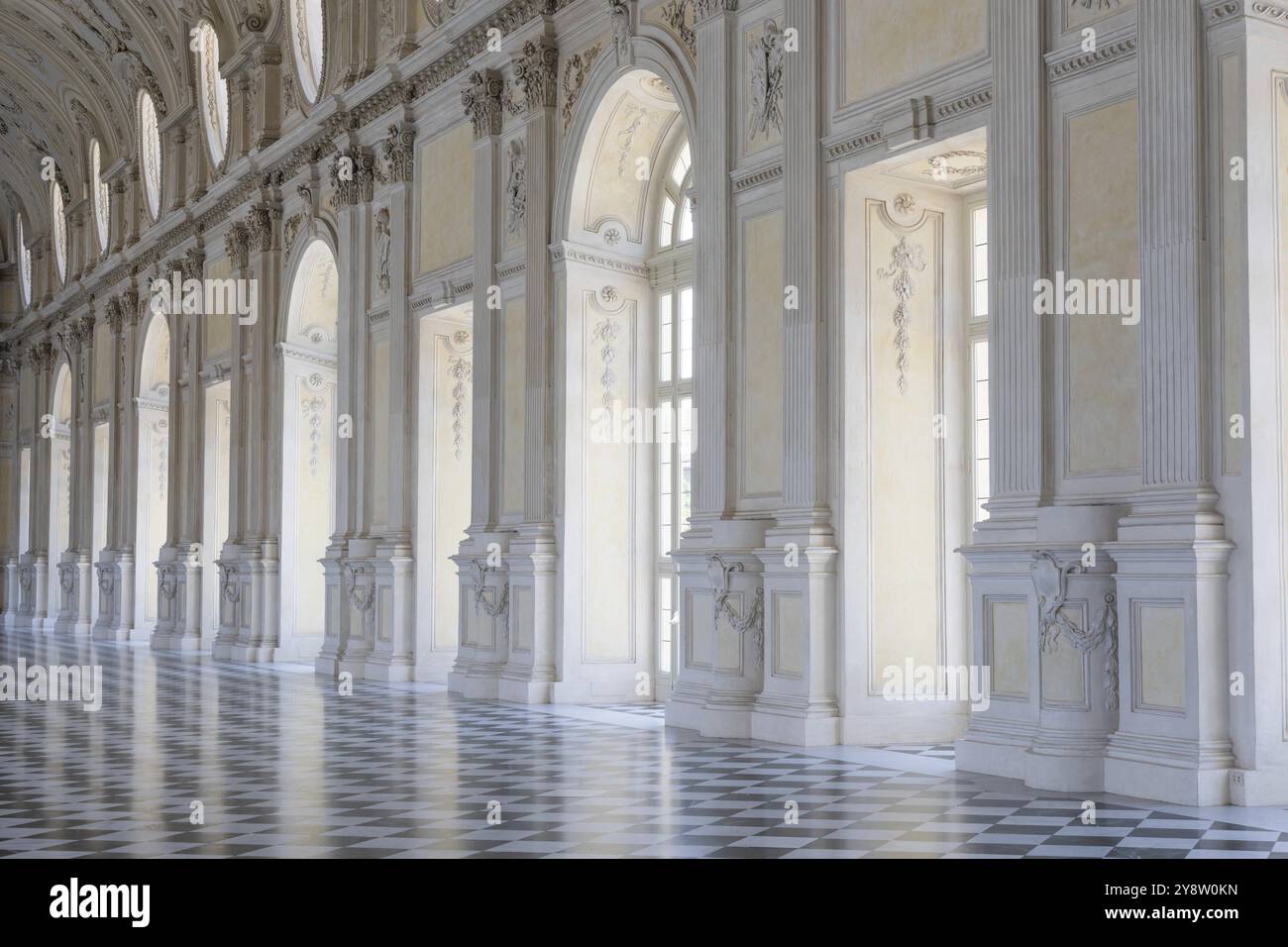 Venaria reale, Italia, 16 luglio 2023: Prospettiva galleria di lusso, marmo decorativo, interno, nessuno, Palazzo reale. Destinazione di viaggio in Italia, Europa Foto Stock