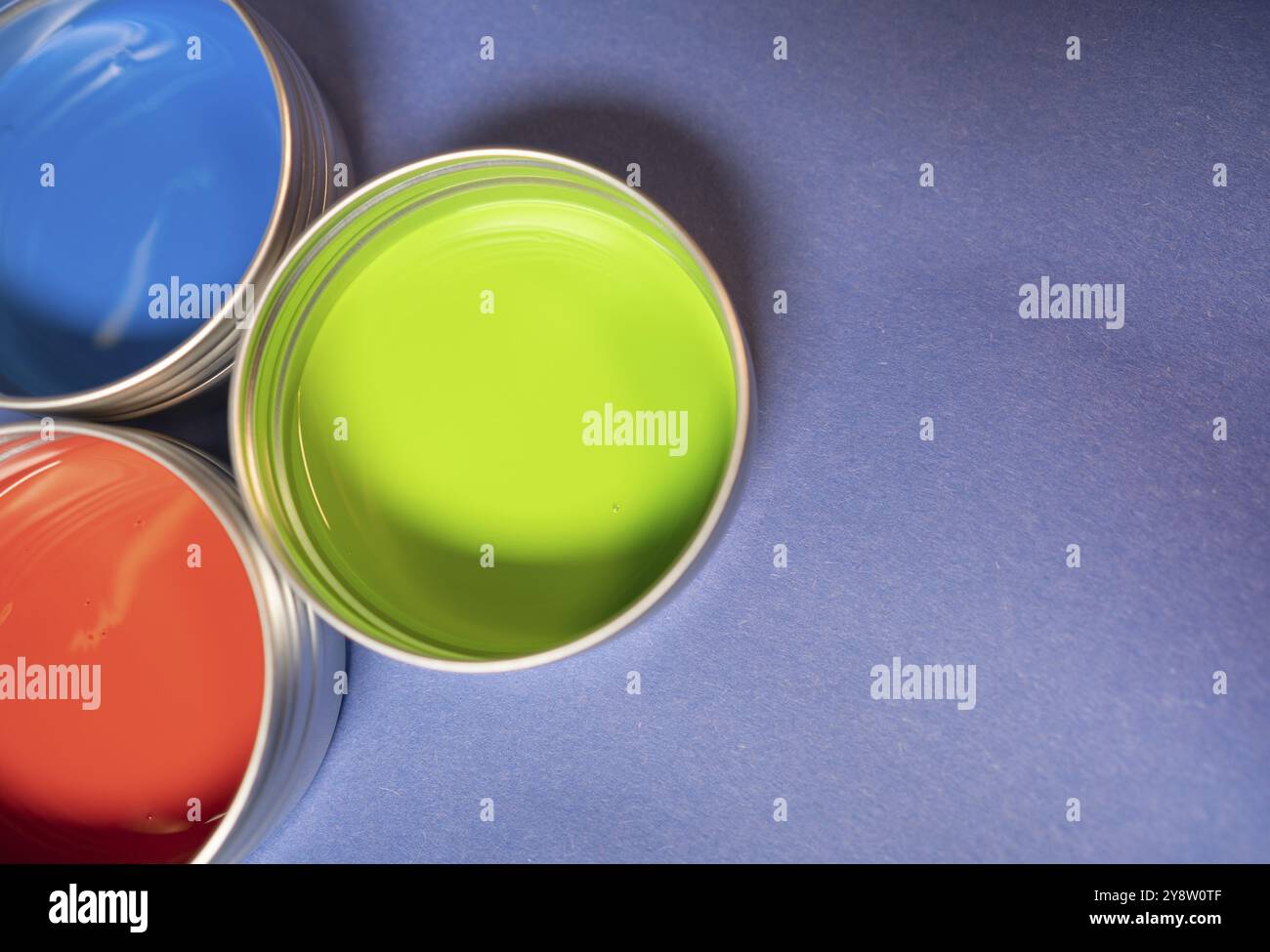 Colori primari in vernice acrilica in tins di metallo ancora vita di approvvigionamento di arte Foto Stock