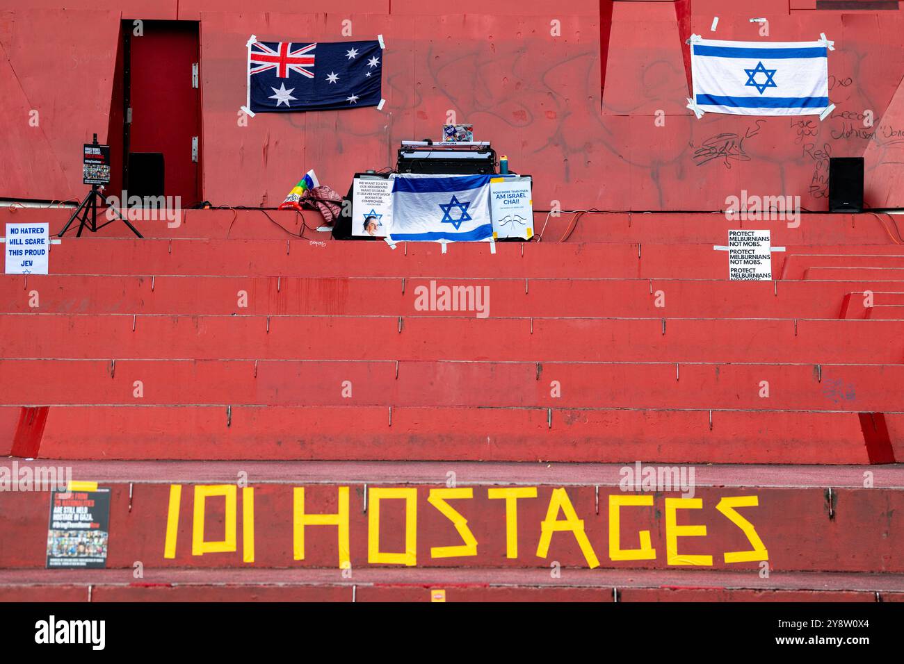 Melbourne, Australia. 6 ottobre 2024. Una bandiera australiana e israeliana è fissata al muro mentre Pro-Israele segna il primo anniversario degli attacchi del 7 ottobre. Un raduno pro-Israele si è tenuto a Melbourne, in coincidenza con il primo anniversario degli attacchi del 7 ottobre, mentre i manifestanti si sono riuniti per mostrare sostegno a Israele nel mezzo del conflitto in corso con Hamas. I partecipanti al rally hanno sventolato le bandiere israeliane e tenuto striscioni che sostenevano il diritto di Israelís di difendersi, chiedendo la pace e la fine del terrorismo. Credito: SOPA Images Limited/Alamy Live News Foto Stock